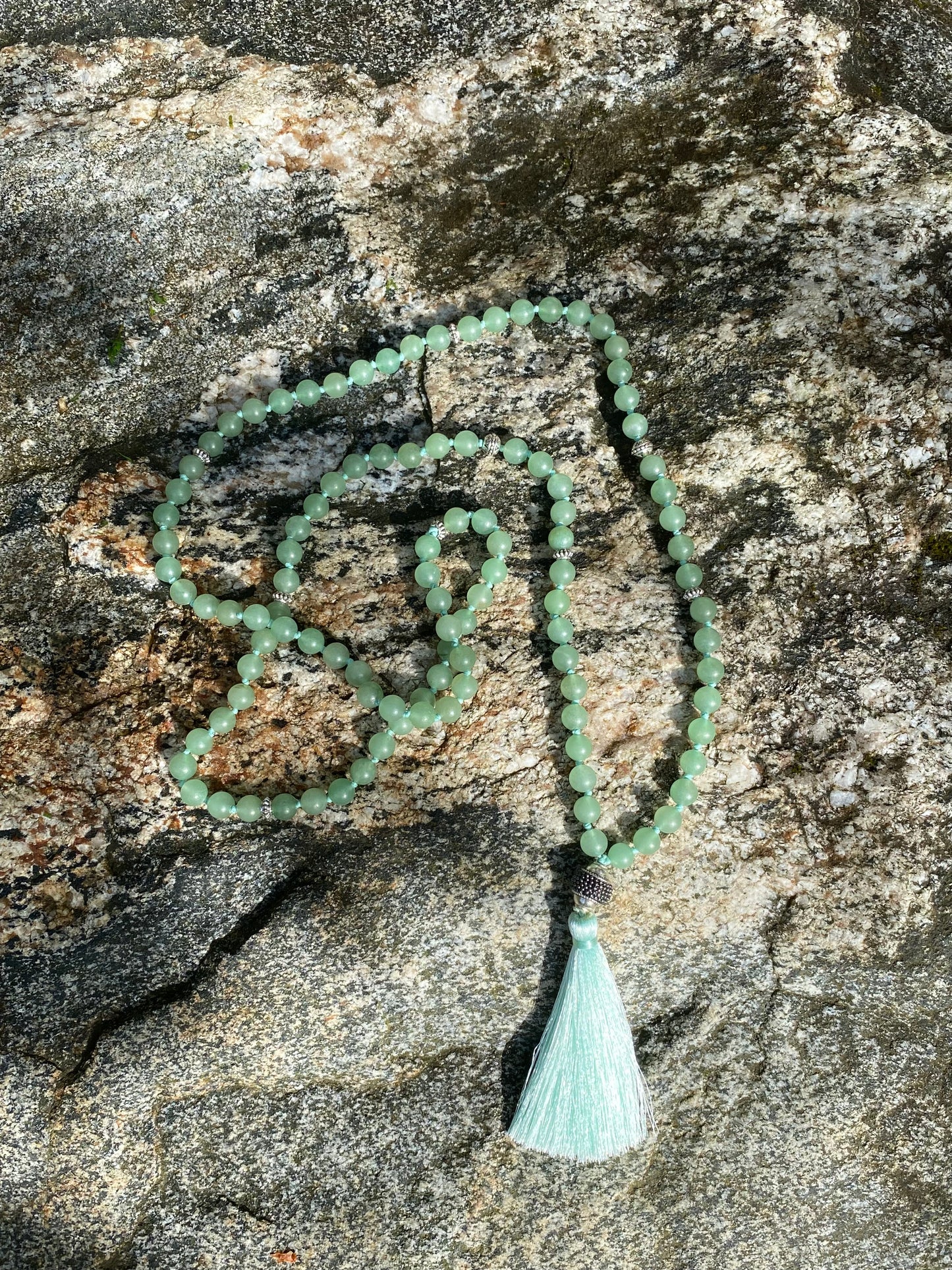 Mala med Aventurin, indonesiskpärla och handknuten silkestofs