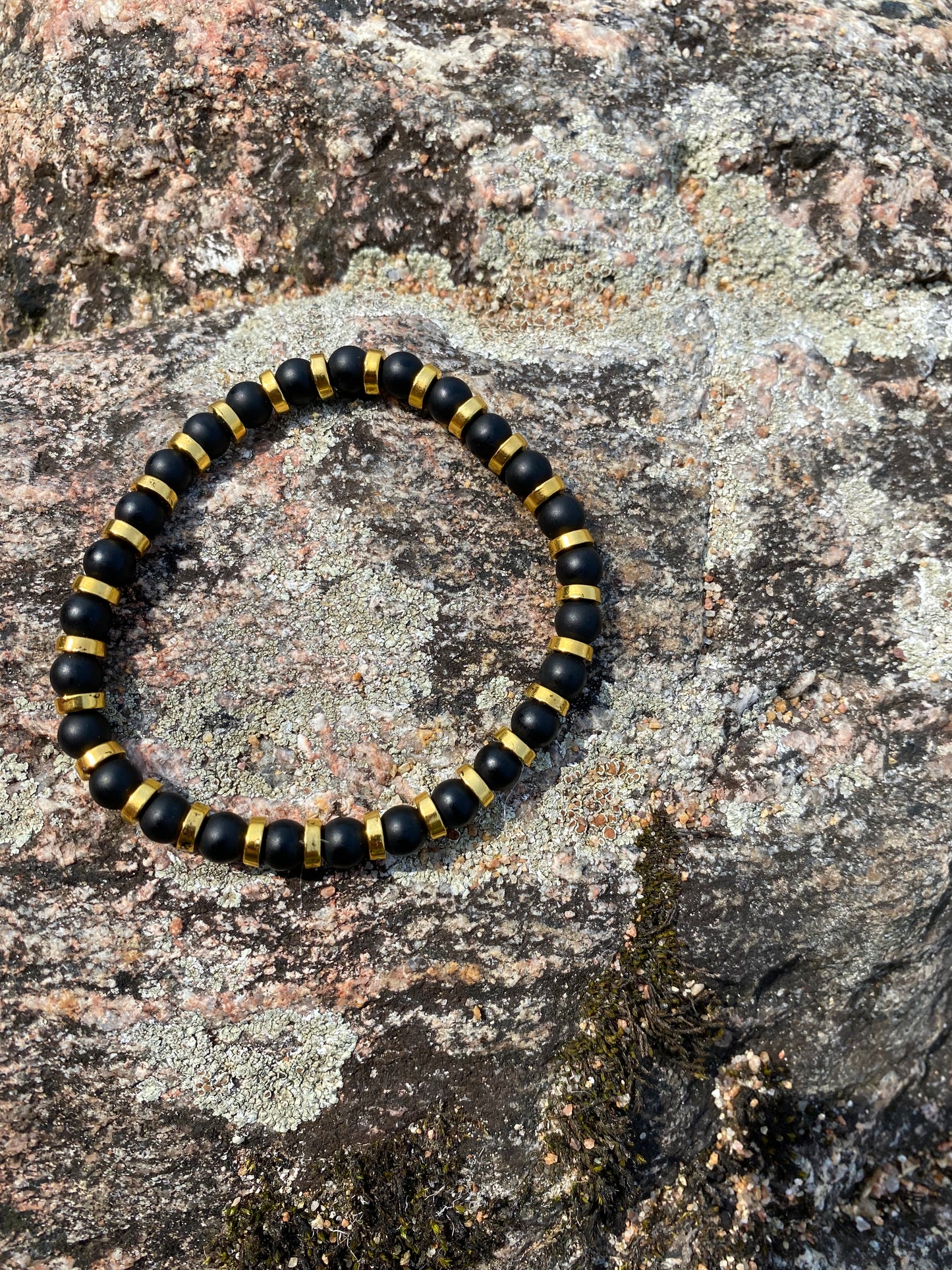 Mattsvart Agat med guldpärlor Armband