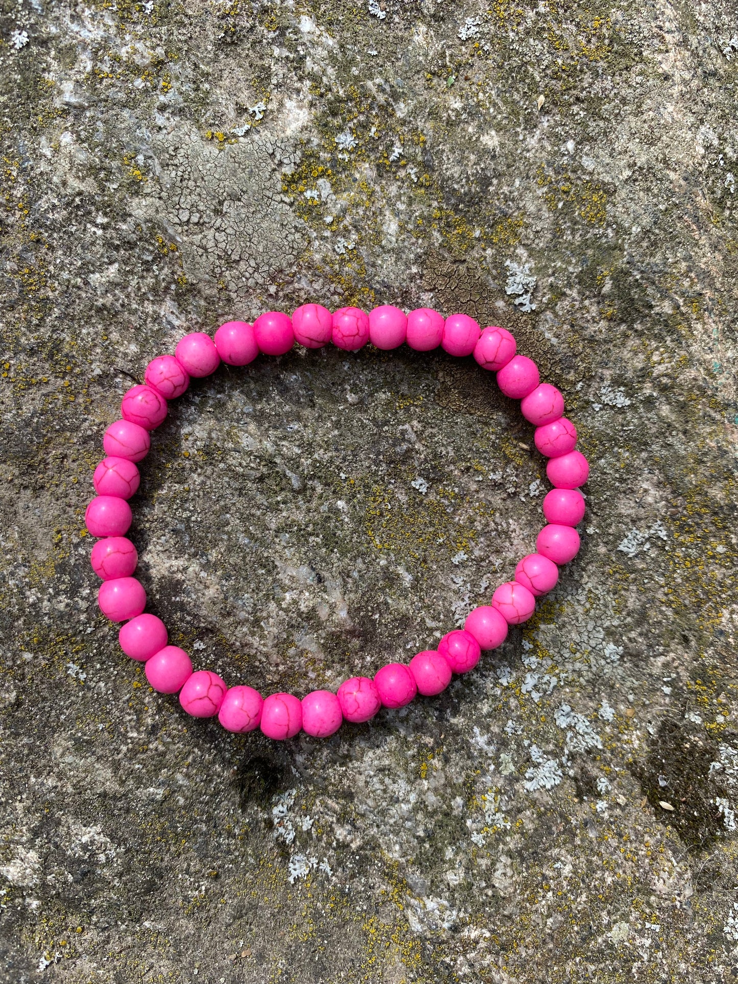 Howlit Infärgat Cerise Armband