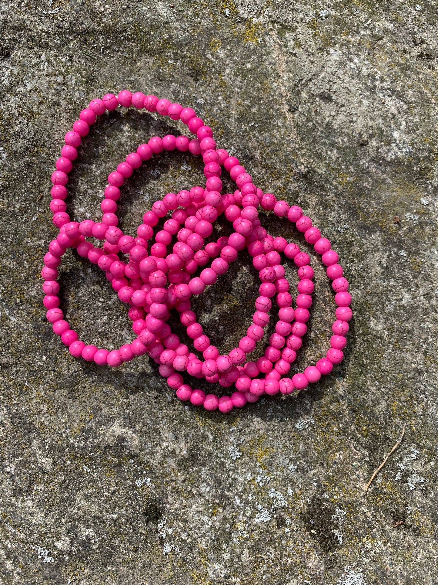 Howlit Infärgat Cerise Armband